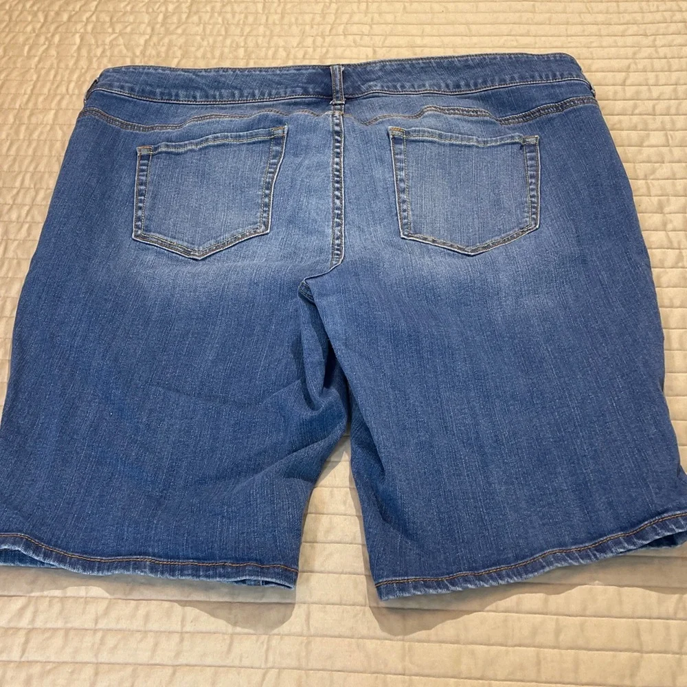 TORRID WOMENS SIZE 22 plus Blue Jean Shorts with Floral Detail on pocket